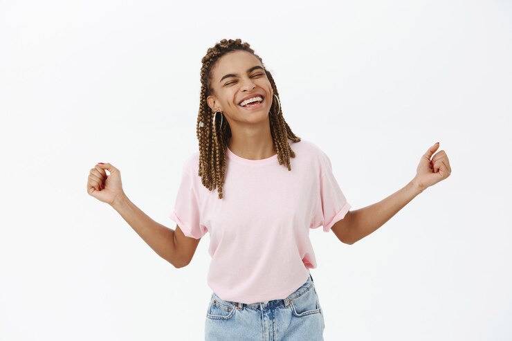 Photo gratuit réjouissant heureuse femme afro-américaine dansant et souriant heureux, triomphant