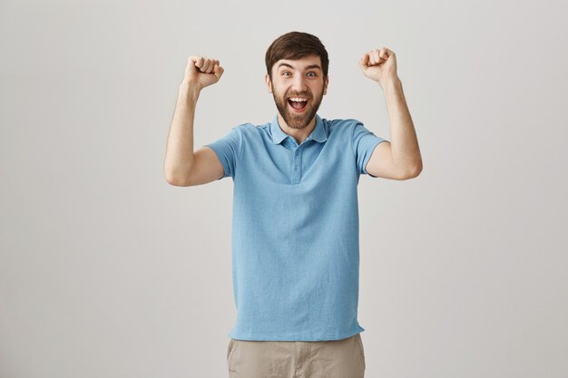 Réjouissant jeune homme barbu posant