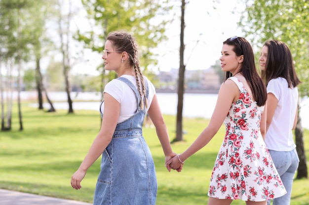 Relation amicale. Femmes dans le parc pendant la journée