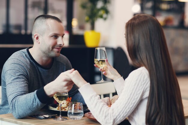 Relation. Beau couple au café