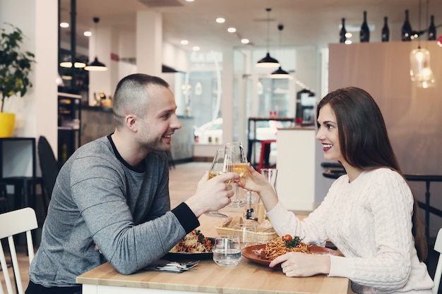 Relation. Beau couple au café