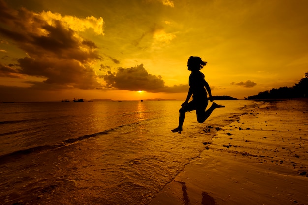 Photo gratuite relax femme saute la mer sur la plage