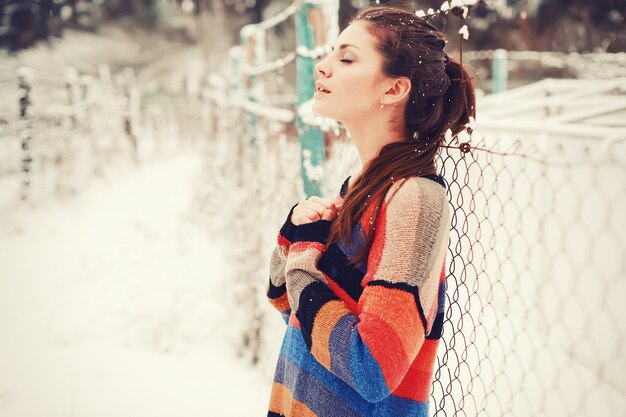 Relaxed jeune femme dans la neige