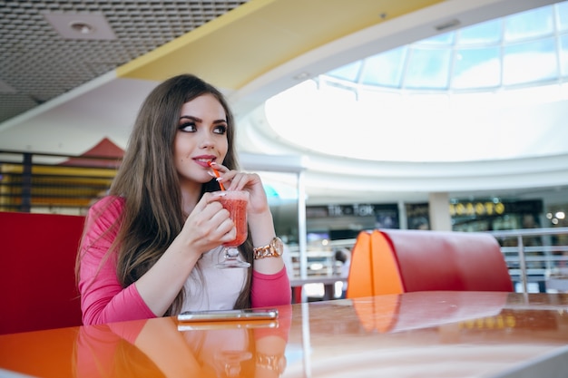 Relaxed jeune femme jouissant de sa boisson