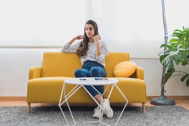 Relaxed jeune travailleur dans le bureau