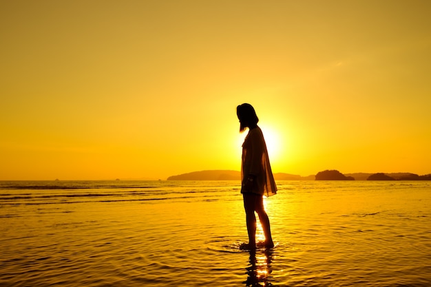 Relaxer femme debout mer sur la plage