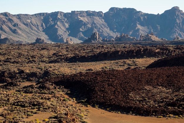 Photo gratuite relief volcanique avec fond rouge