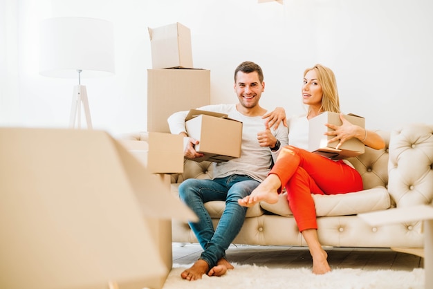 Relocating homme et femme sur le divan