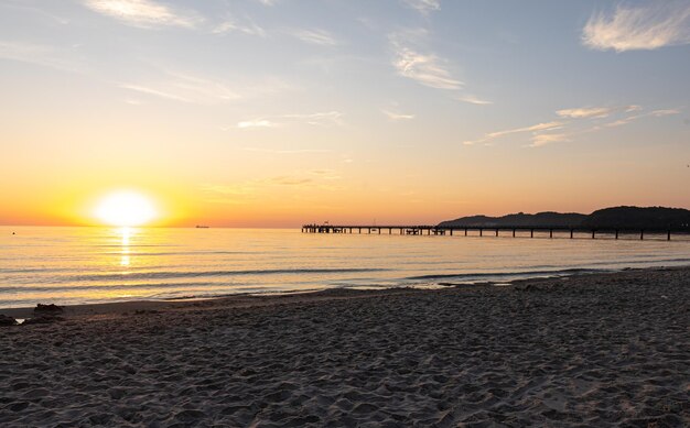 Remblai de mer au coucher du soleil avec un ciel clair sans nuages