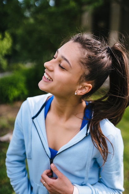 Remise en forme jeune femme posant dans le parc