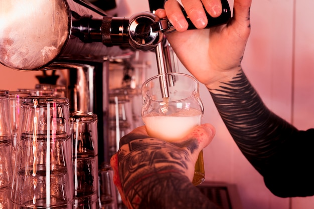 Photo gratuite remplir la bière en verre