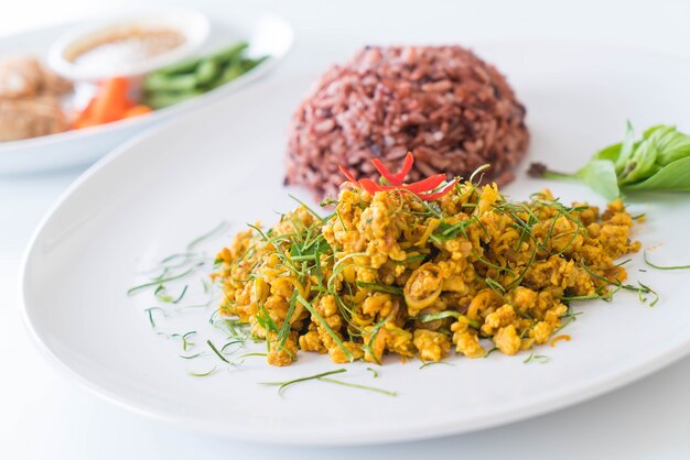 Remplir le porc haché frit au curry jaune chaud