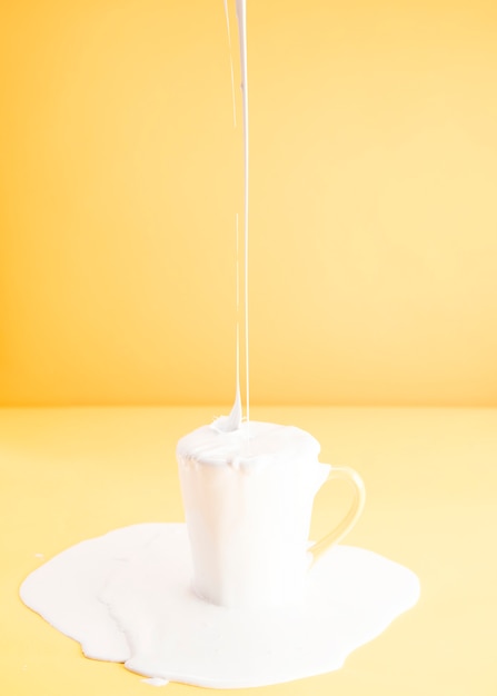 Photo gratuite remplir trop de lait dans une tasse