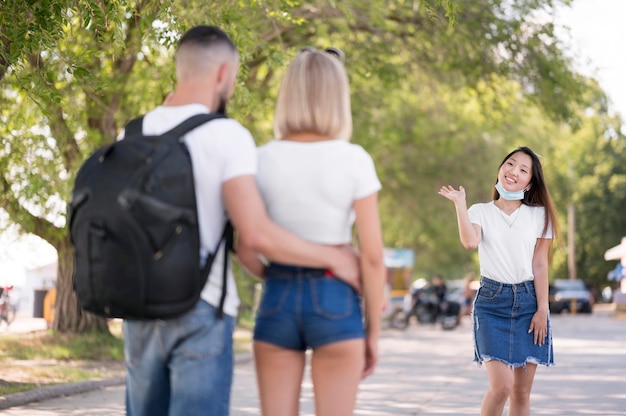 Rencontre d'amis après la mise en quarantaine à l'extérieur