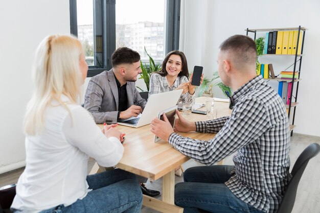 Rencontre au bureau avec une femme en fauteuil roulant