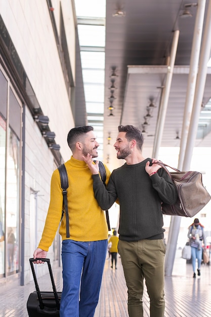 Photo gratuite rencontre de couple à distance après une longue période