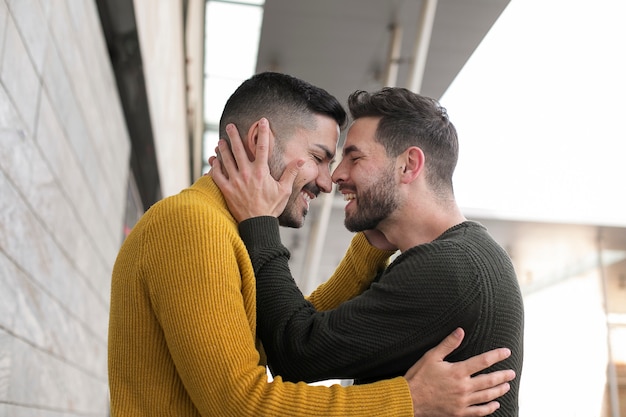 Photo gratuite rencontre de couple à distance après une longue période