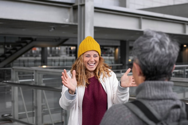 Photo gratuite rencontre de couple à distance après une longue période