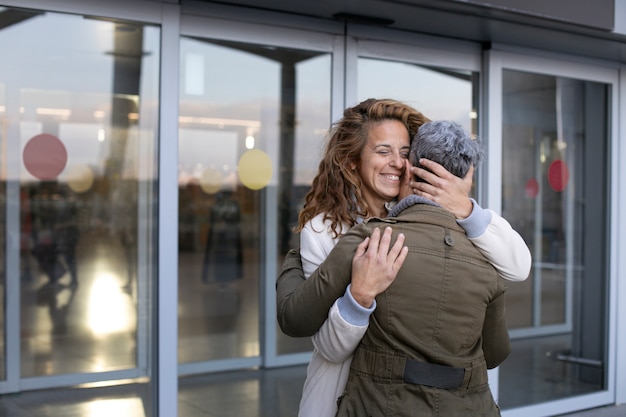 Photo gratuite rencontre de couple à distance après une longue période