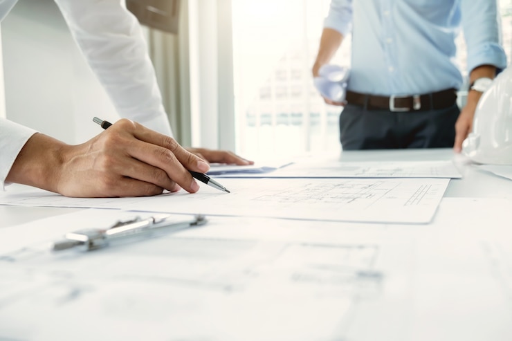Photo gratuit rencontre d'ingénieur pour un projet d'architecture travaillant avec un partenaire