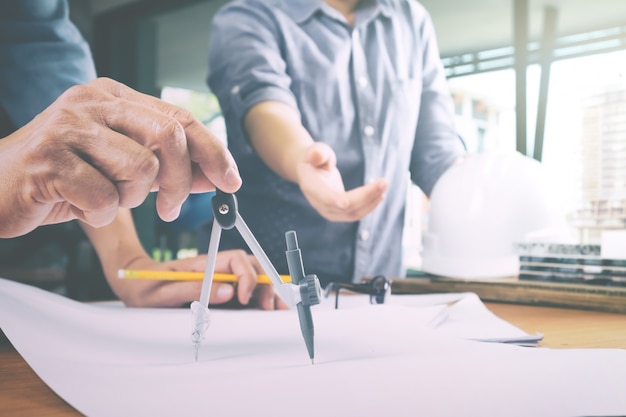 Rencontre d&#39;ingénieur pour un projet d&#39;architecture travaillant avec des partenaires