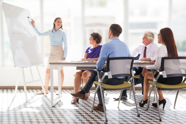 Photo gratuite rencontrer le bureau d'âge mûr montrant présentateur