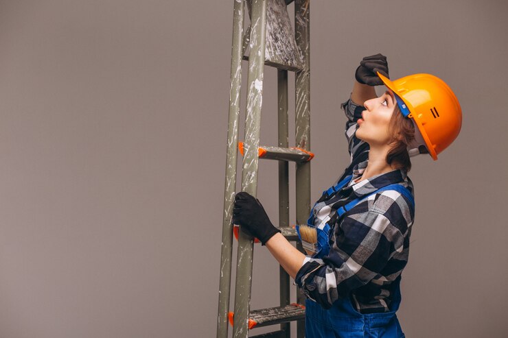 Photo gratuit réparateur de femme avec échelle en uniforme isolé