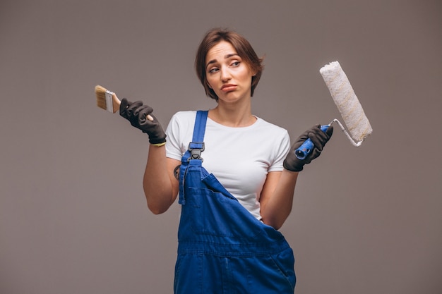 Photo gratuite réparateur de femme avec rouleau de peinture isolé