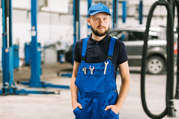 Réparateurs avec des clés à l&#39;atelier