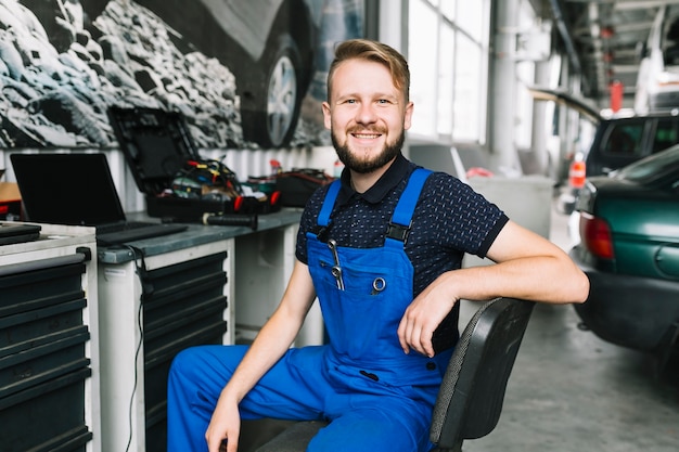 Réparateurs souriants à l&#39;atelier