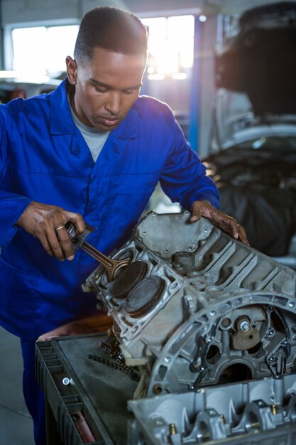 réparation Mechanic une des pièces de voiture