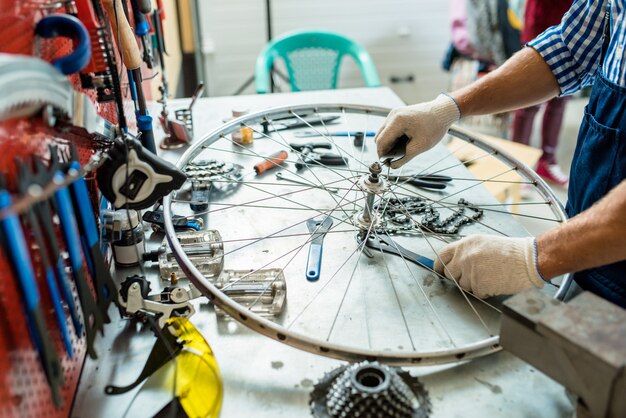 Réparation roue de cycle