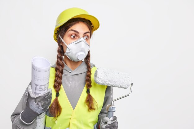 Réparer le concept de construction et de rénovation. Entrepreneur féminin qualifié occupé surpris