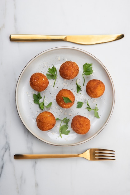 Photo gratuite repas à base de croquettes et de persil