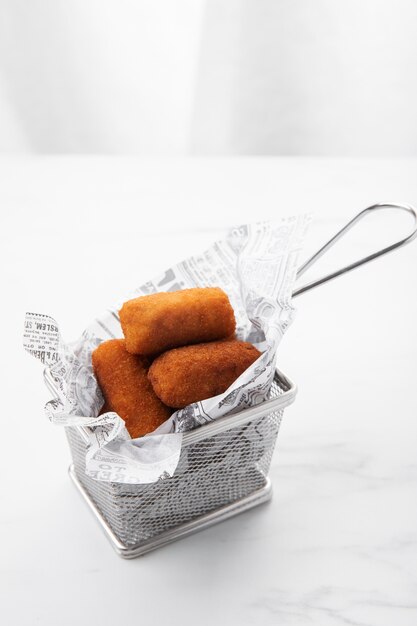 Repas contenant des croquettes dans un petit panier