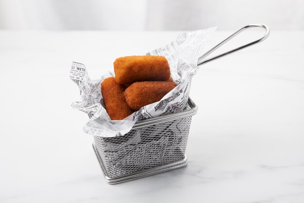 Repas contenant des croquettes dans un petit panier