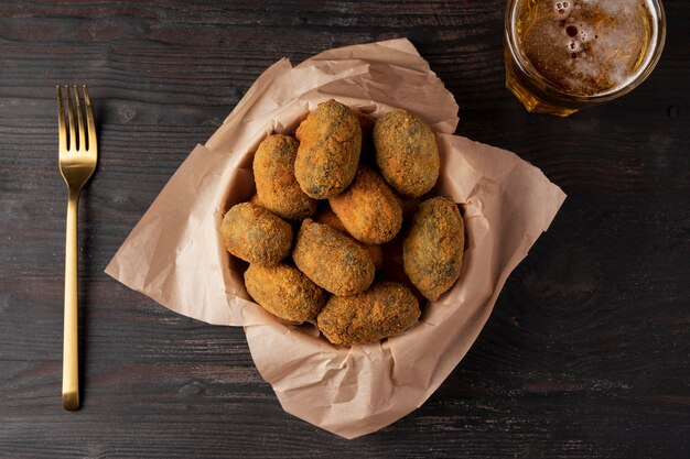 Repas contenant des croquettes et un verre de bière