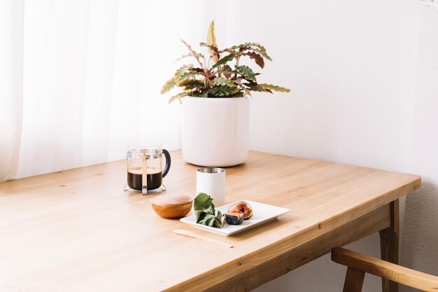 Repas du matin en bonne santé avec du thé