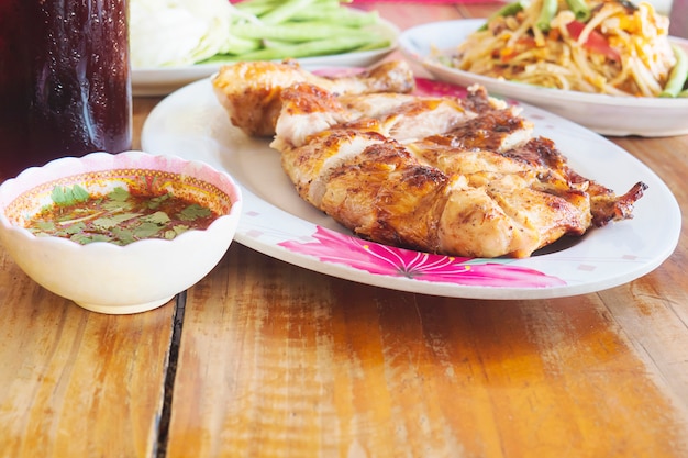 Photo gratuite repas épicé à la thaïlandaise, poulet grillé avec salade de papaye épicée et boisson fraîche