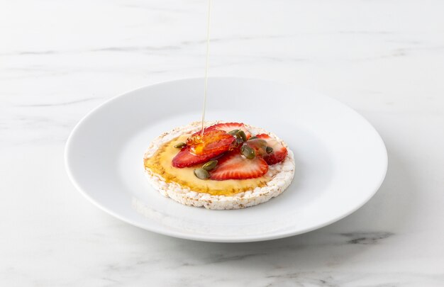 Repas de haute vue avec gâteau de riz et moitiés de fraises