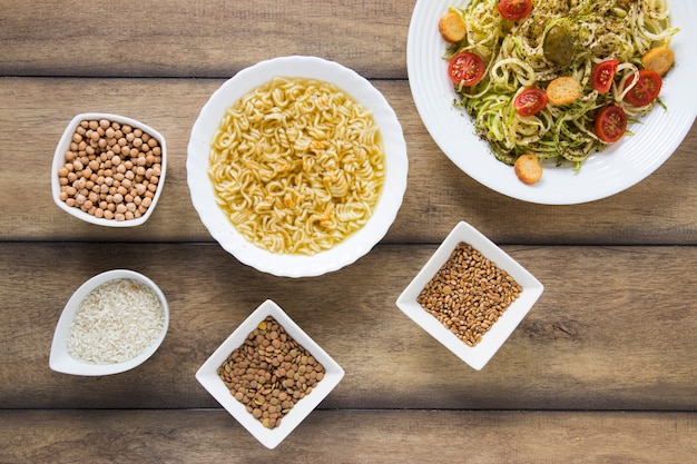 Repas de mode de vie sain sur fond en bois