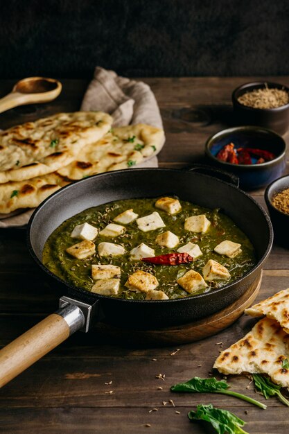 Repas pakistanais à angle élevé avec de la viande