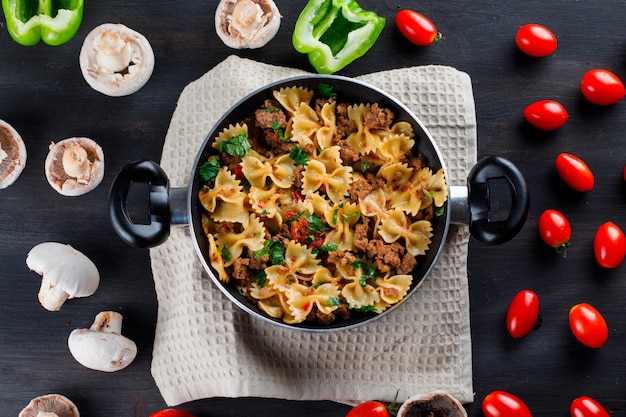 Photo gratuite repas de pâtes aux champignons, poivrons, tomates dans une casserole