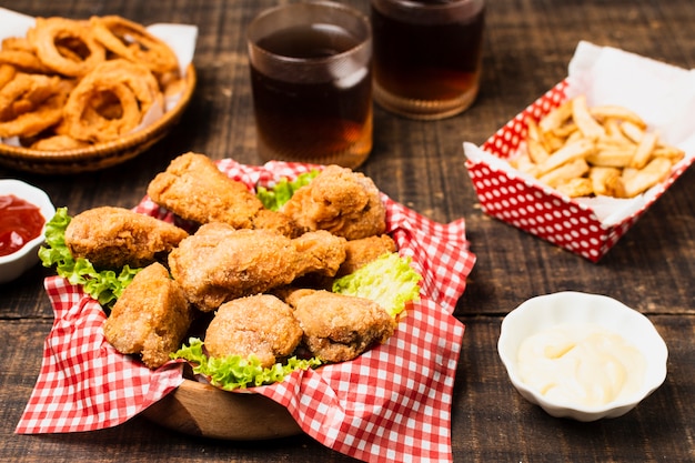 Photo gratuite repas de restauration rapide avec du poulet frit