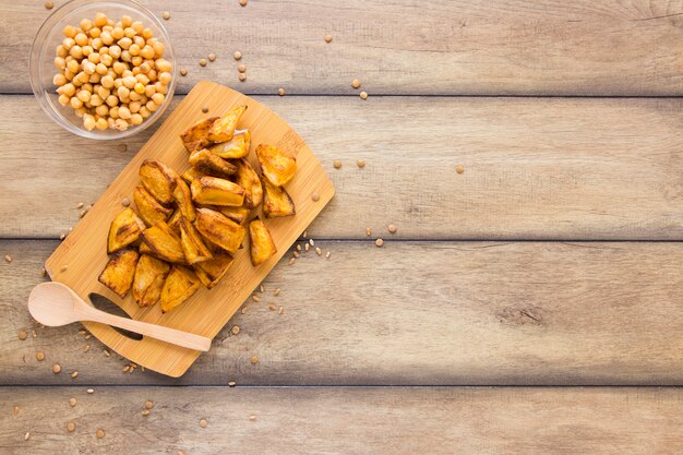 Photo gratuite repas sain sur une planche en bois avec espace de copie