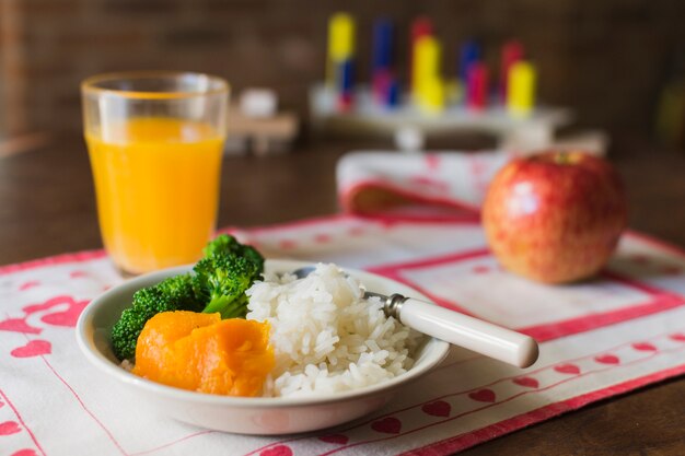 Repas sain avec verre de jus sur table