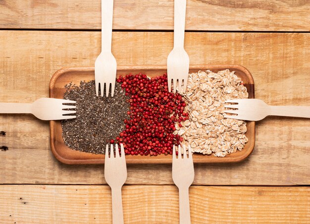 Repas santé vue de dessus avec fourches en bois