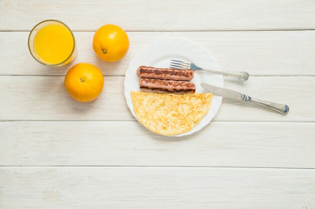 Photo gratuite repas servi avec du jus d'orange