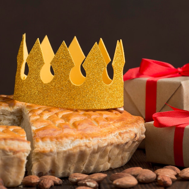 Repas traditionnel de l'Épiphanie avec couronne et cadeaux