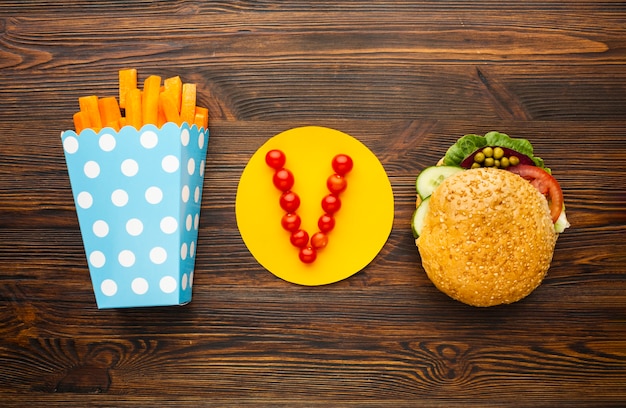 Photo gratuite repas végétalien sur fond de bois